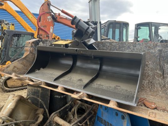 new Godet de curage orientable M2 excavator bucket